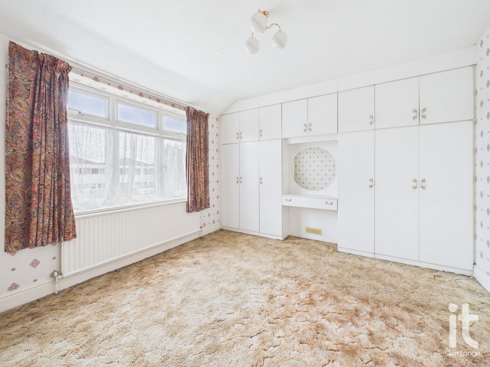 4 bedroom detached house For Sale in Stockport - Photograph 4.