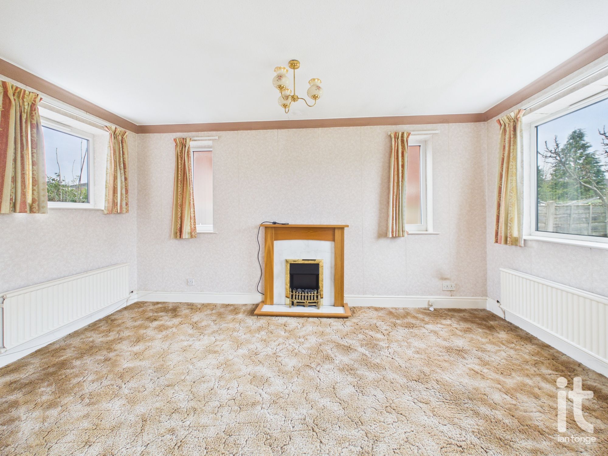 4 bedroom detached house For Sale in Stockport - Photograph 4.
