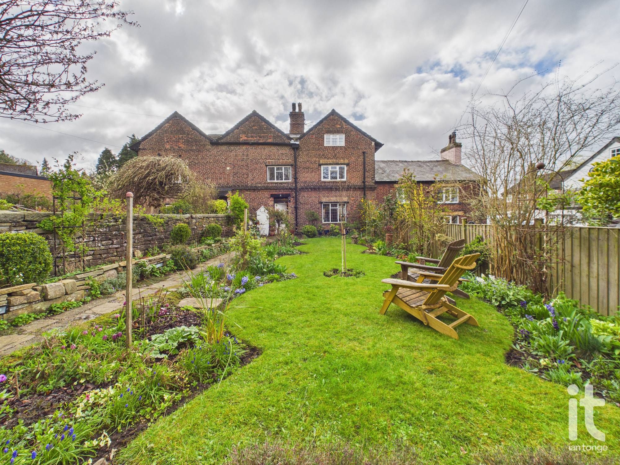 3 bedroom mid terraced house For Sale in Stockport - Property photograph.