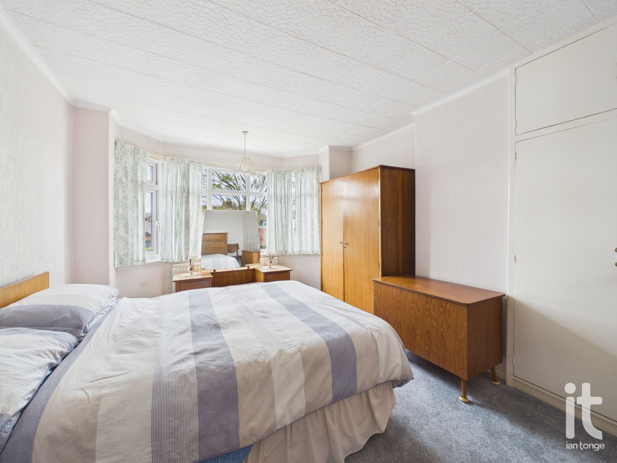 3 bedroom semi-detached house For Sale in Stockport - Property photograph.