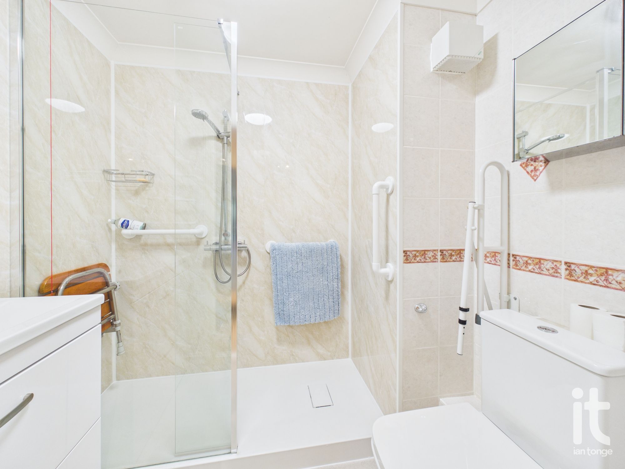 1 bedroom apartment flat/apartment For Sale in Stockport - Photograph 3.