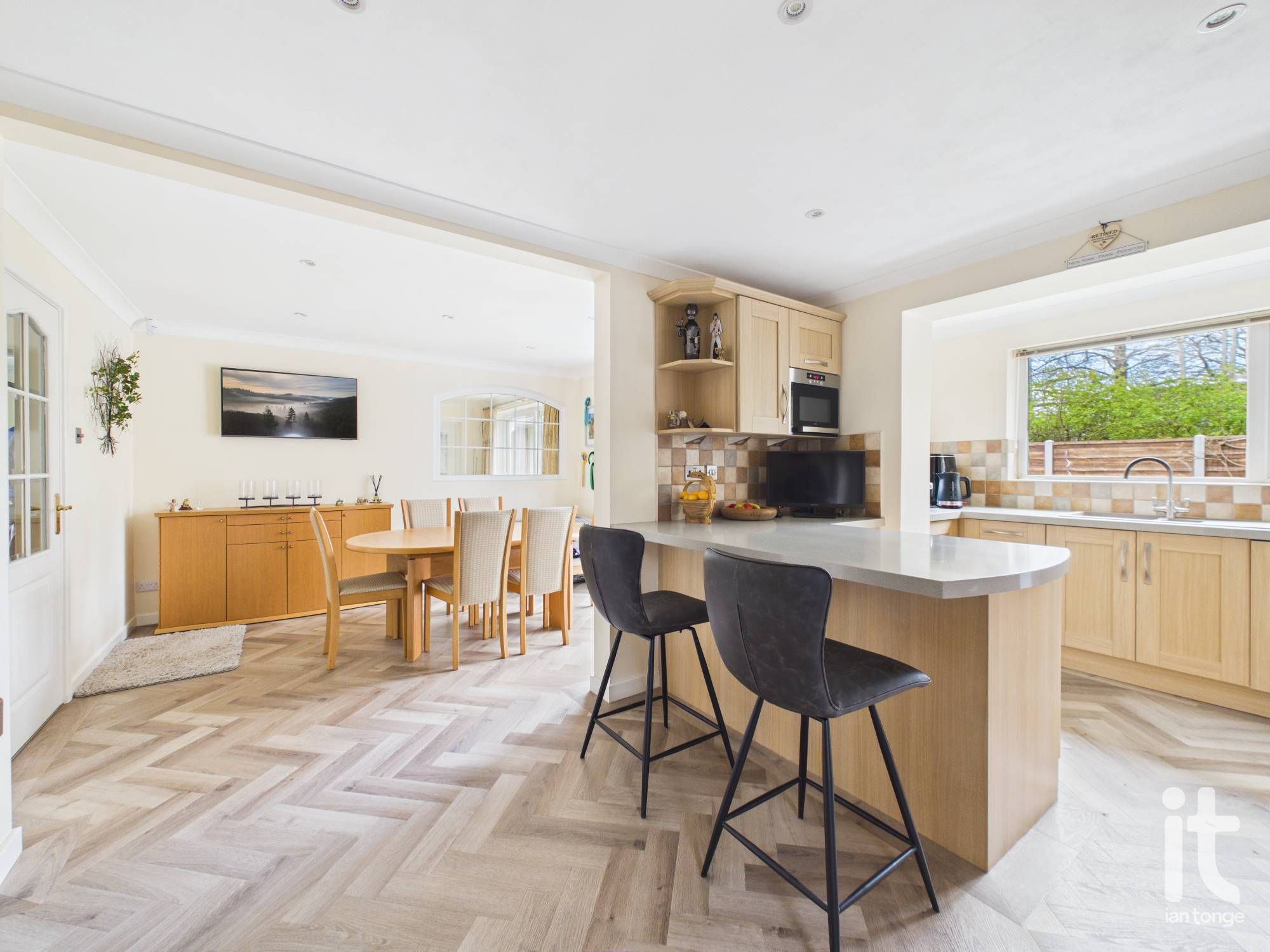 4 bedroom detached house For Sale in Stockport - Property photograph.