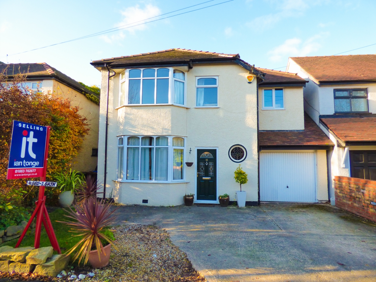 4 Bed Detached House For Sale - Photograph 1