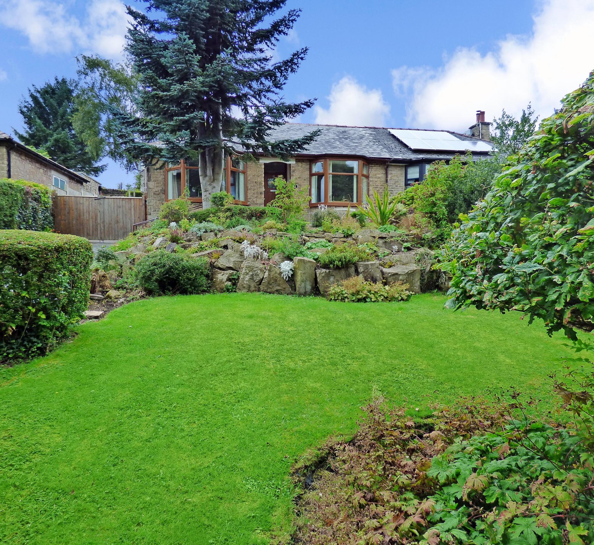 3 Bed Semi-detached Bungalow Bungalow For Sale - Photograph 1