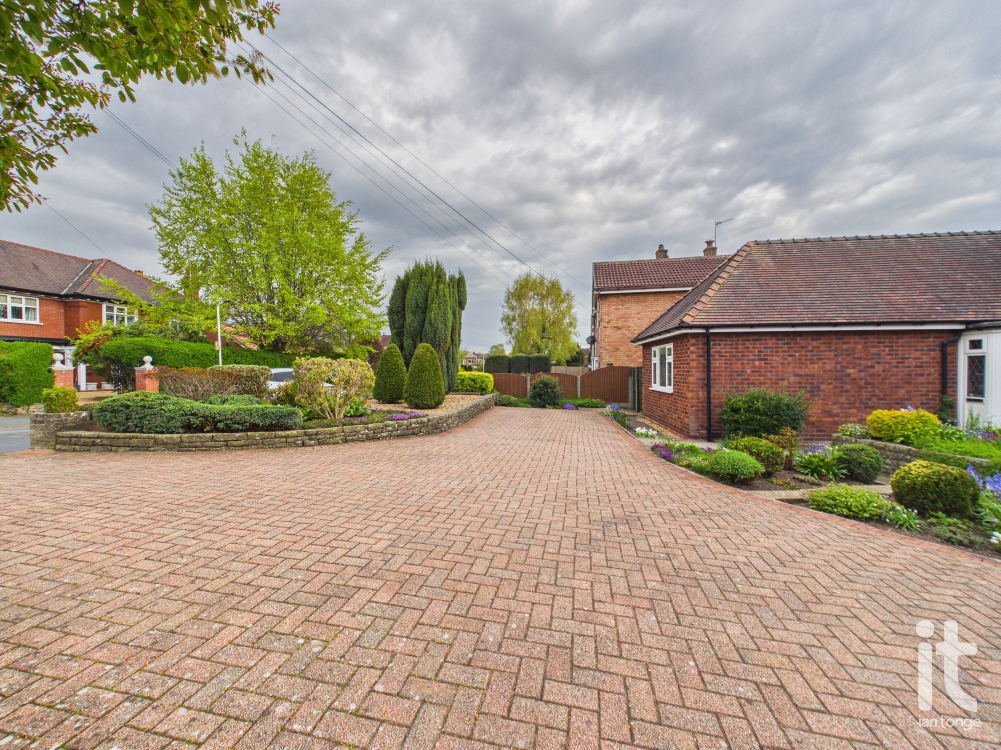 3 bedroom detached bungalow For Sale in Stockport - Photograph 27.