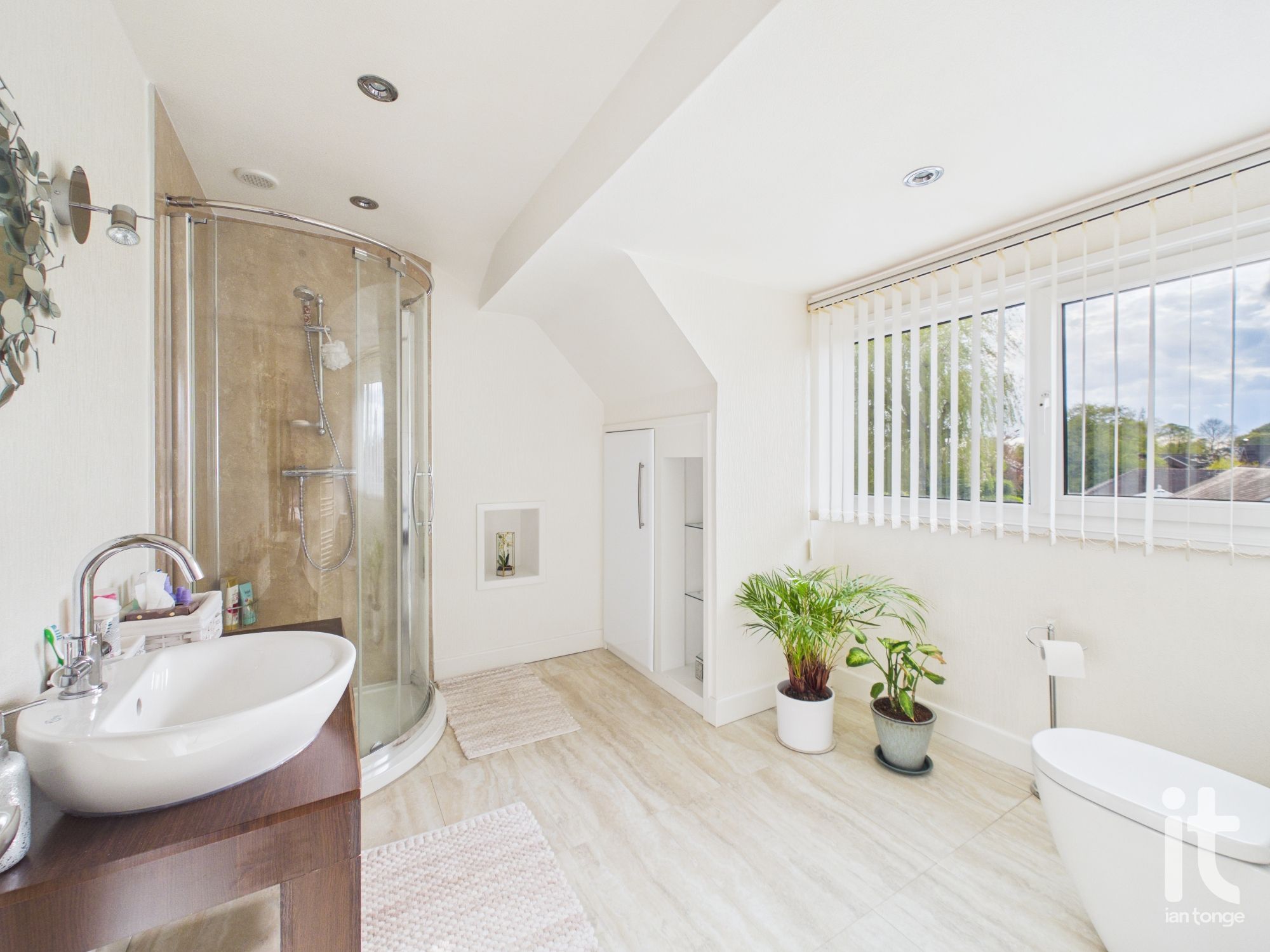 3 bedroom detached bungalow For Sale in Stockport - Photograph 21.