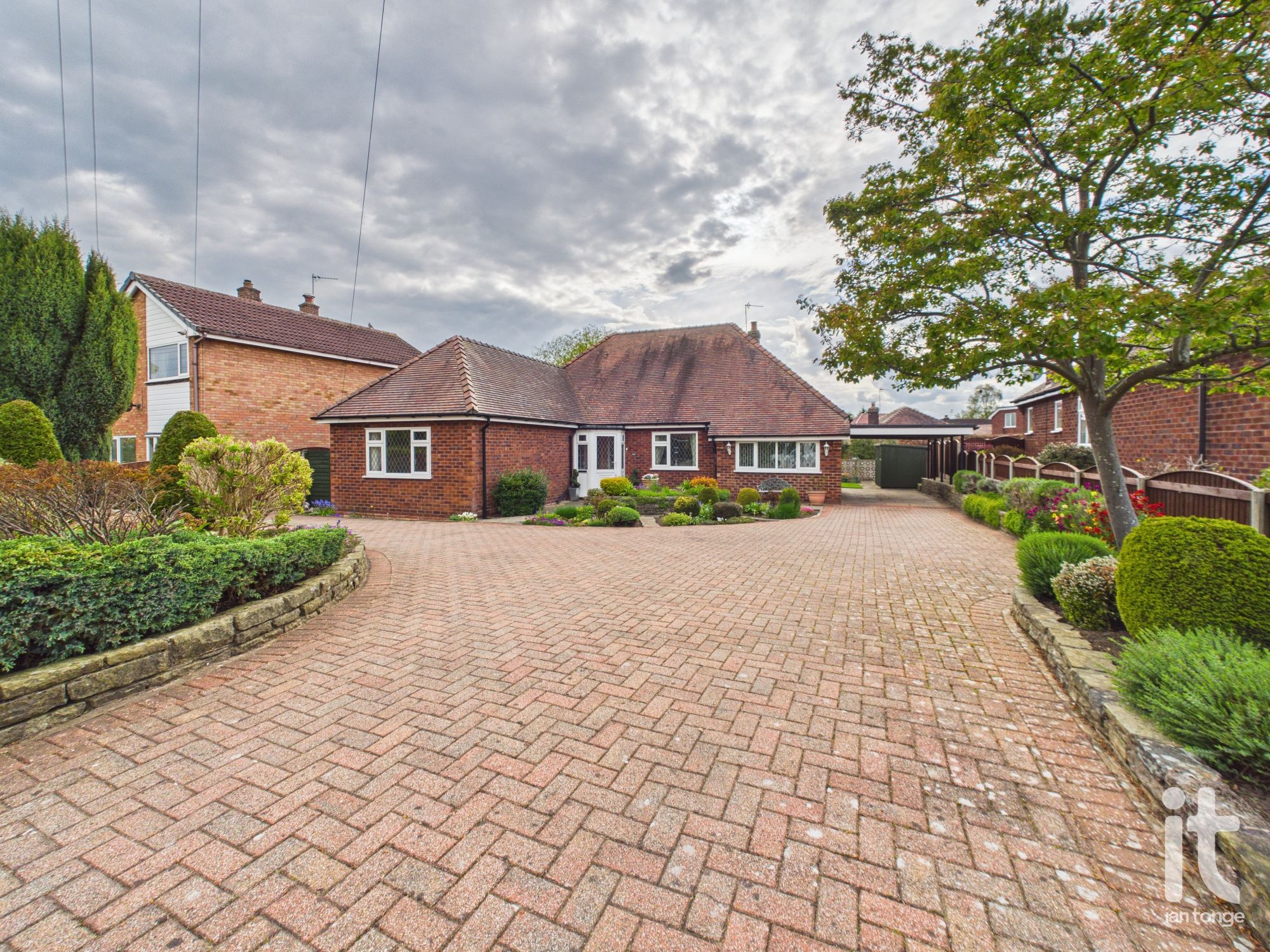 3 bedroom detached bungalow For Sale in Stockport - Property photograph.