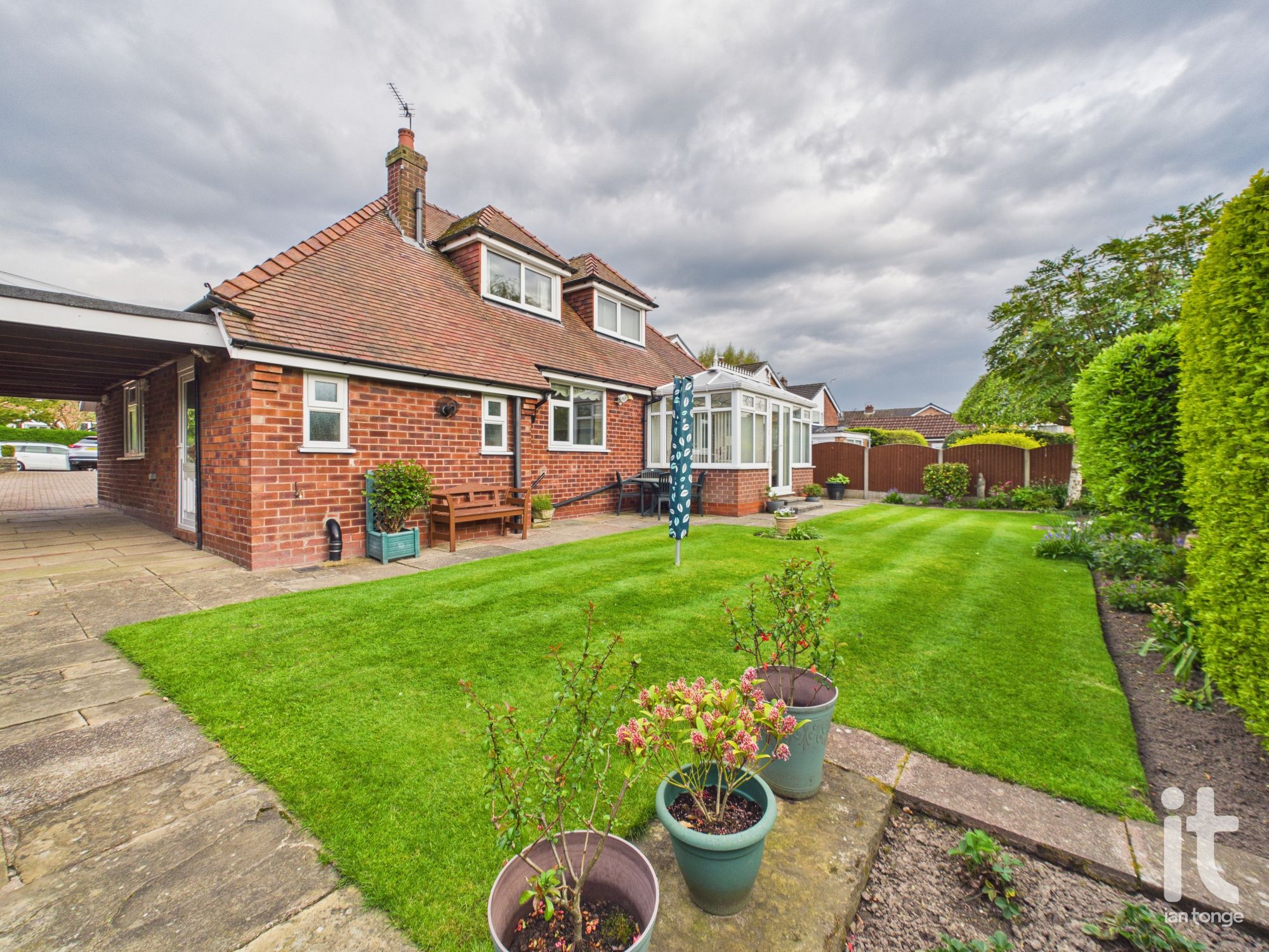 3 bedroom detached bungalow For Sale in Stockport - Photograph 4.