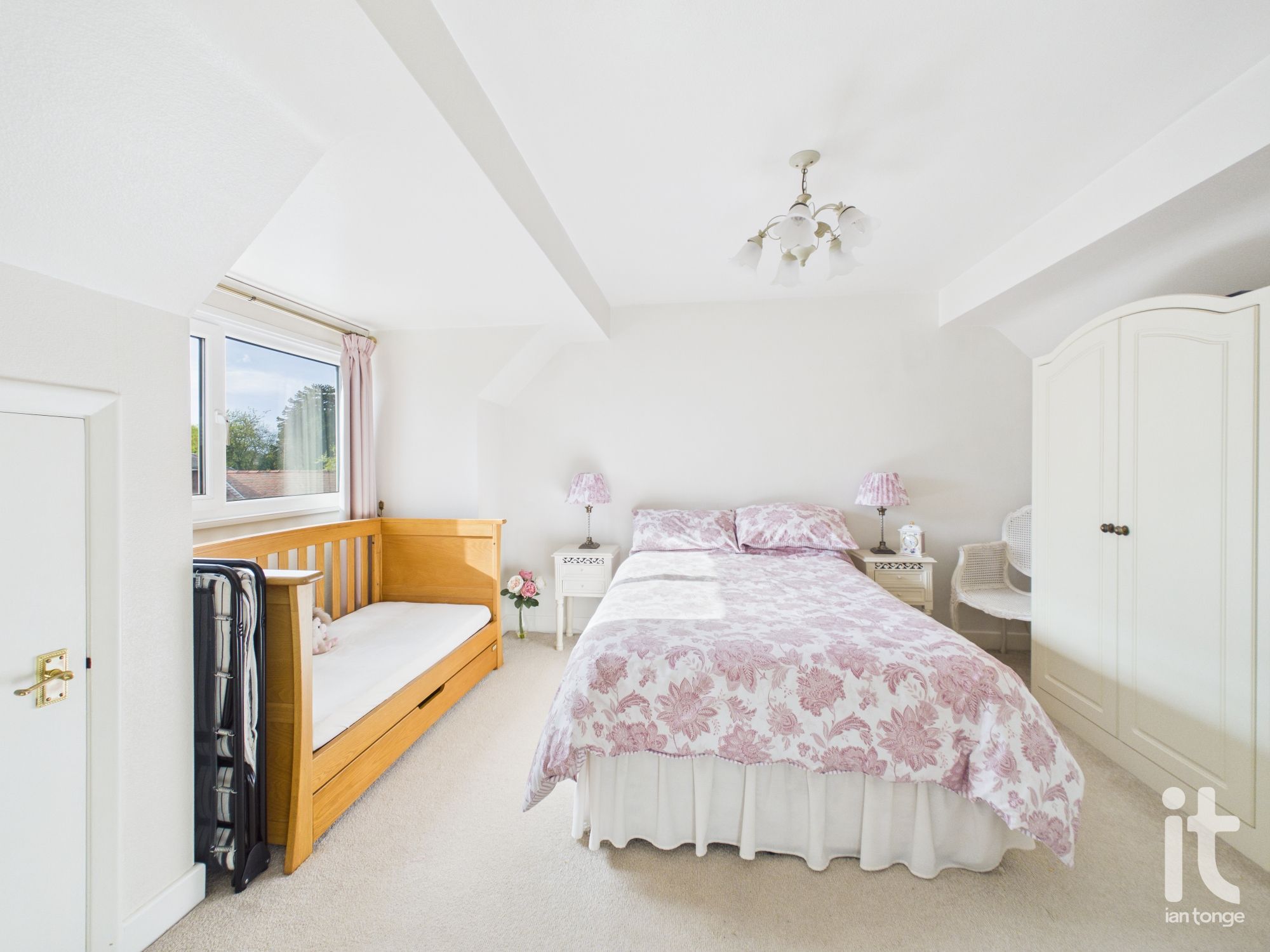 3 bedroom detached bungalow For Sale in Stockport - Photograph 20.