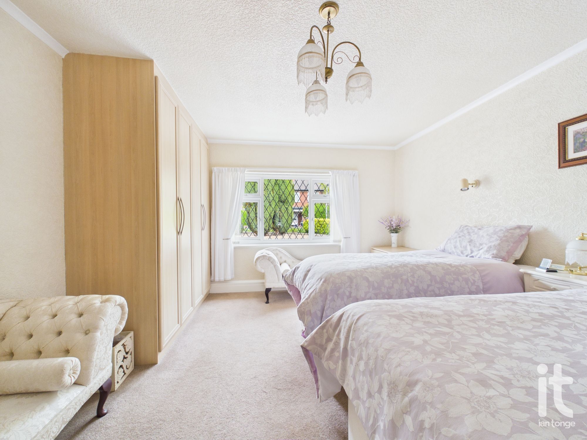 3 bedroom detached bungalow For Sale in Stockport - Photograph 5.