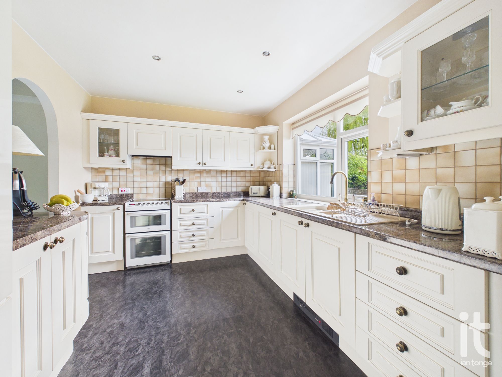 3 bedroom detached bungalow For Sale in Stockport - Photograph 6.