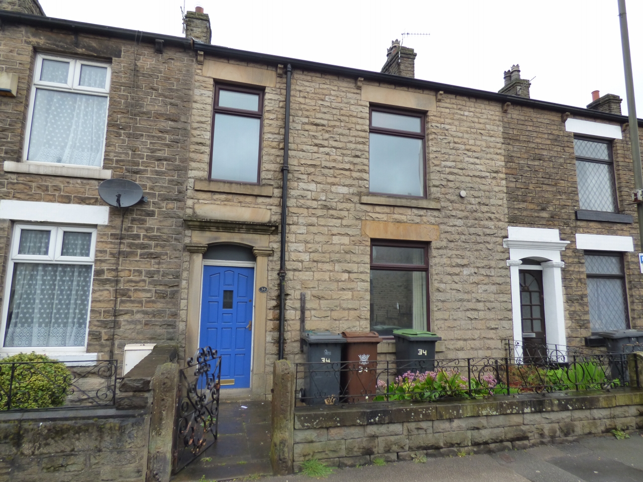 3 Bed Mid Terraced House To Rent - Photograph 1