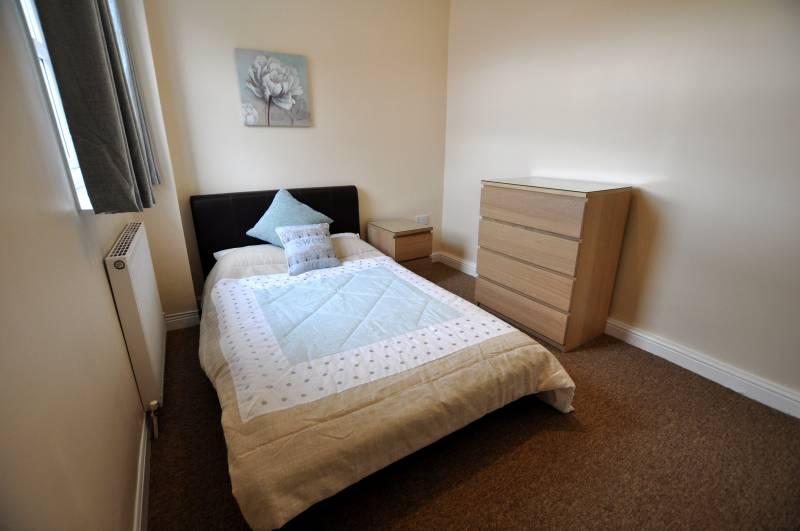 1 Bed Shared House To Rent - Photograph 1