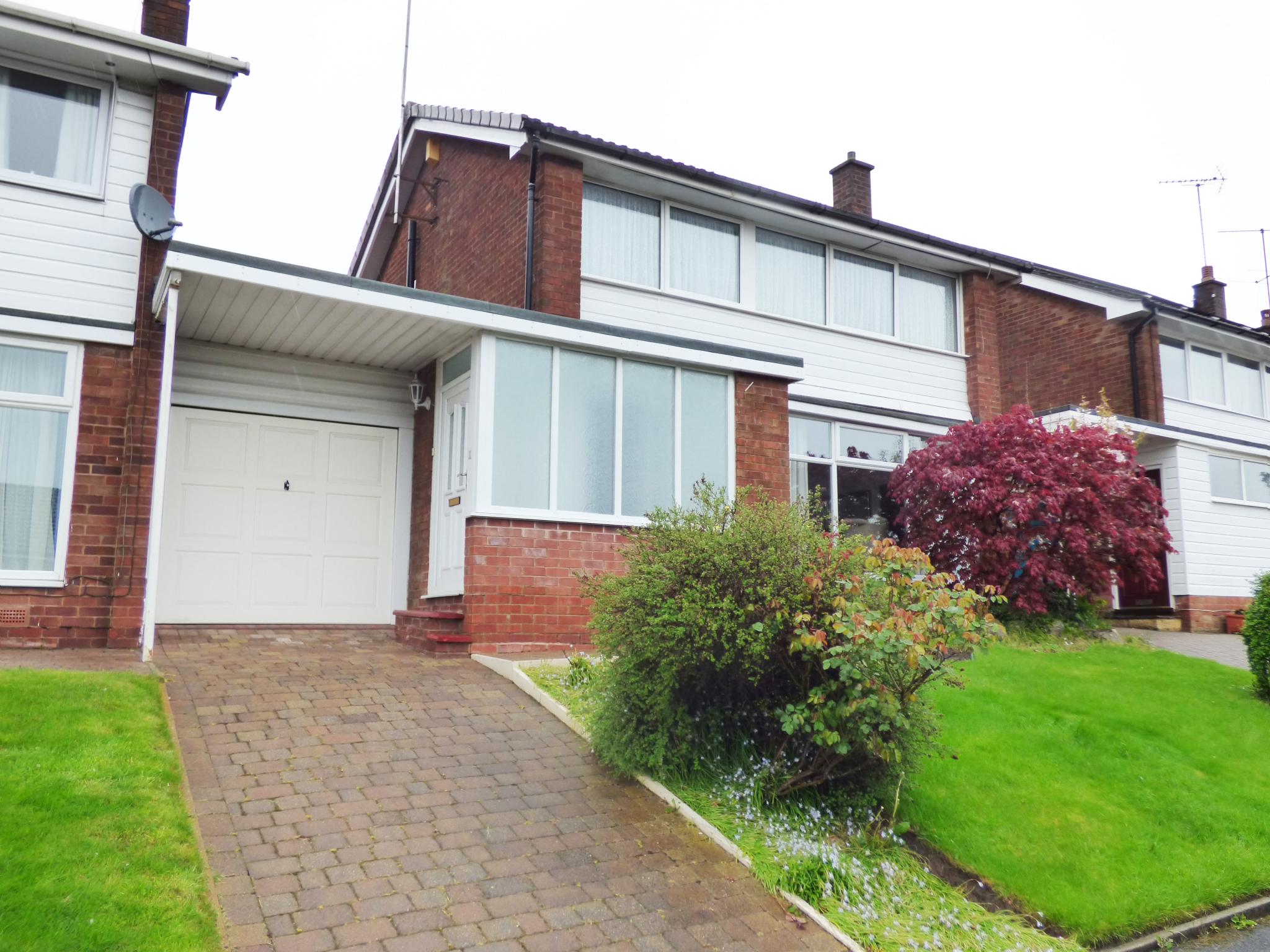 3 Bed Link Detached House For Sale - Photograph 1
