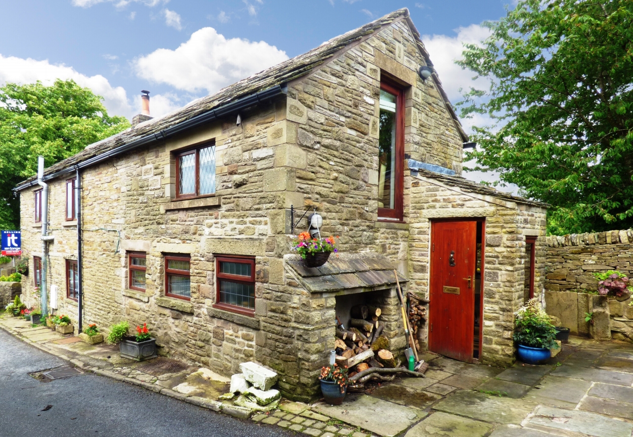 2 Bed Detached House For Sale - Photograph 1