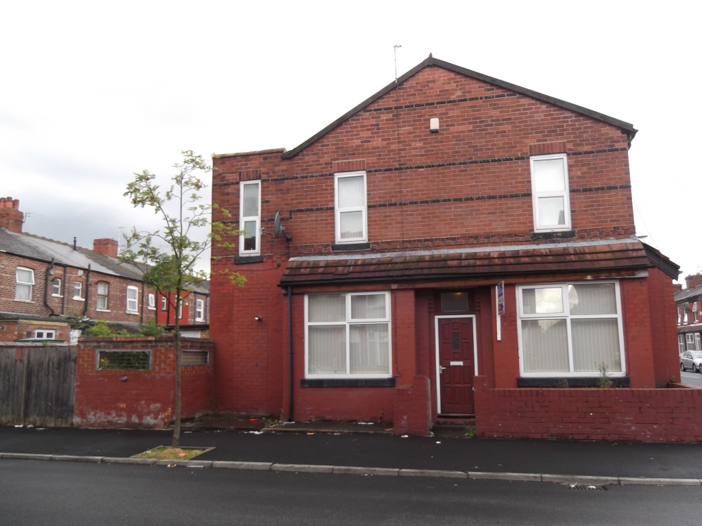 3 bedroom end terraced house SSTC in Manchester - 0.