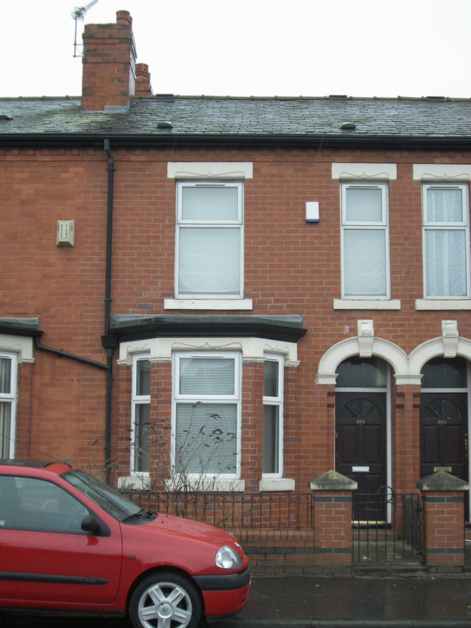 3 bedroom mid terraced house SSTC in Manchester - 0.