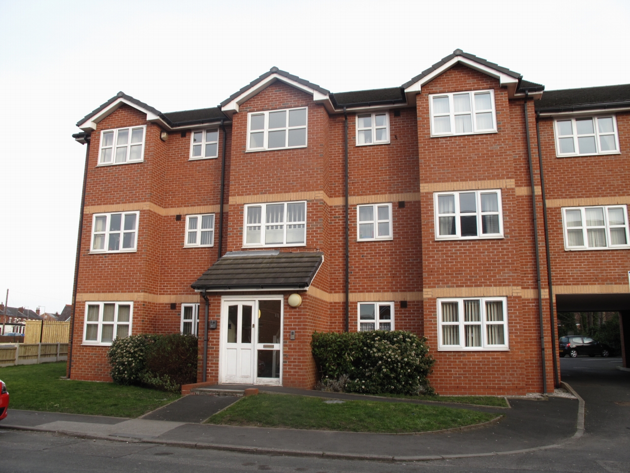 2 bedroom apartment flat/apartment To Let in Warrington - Main Image