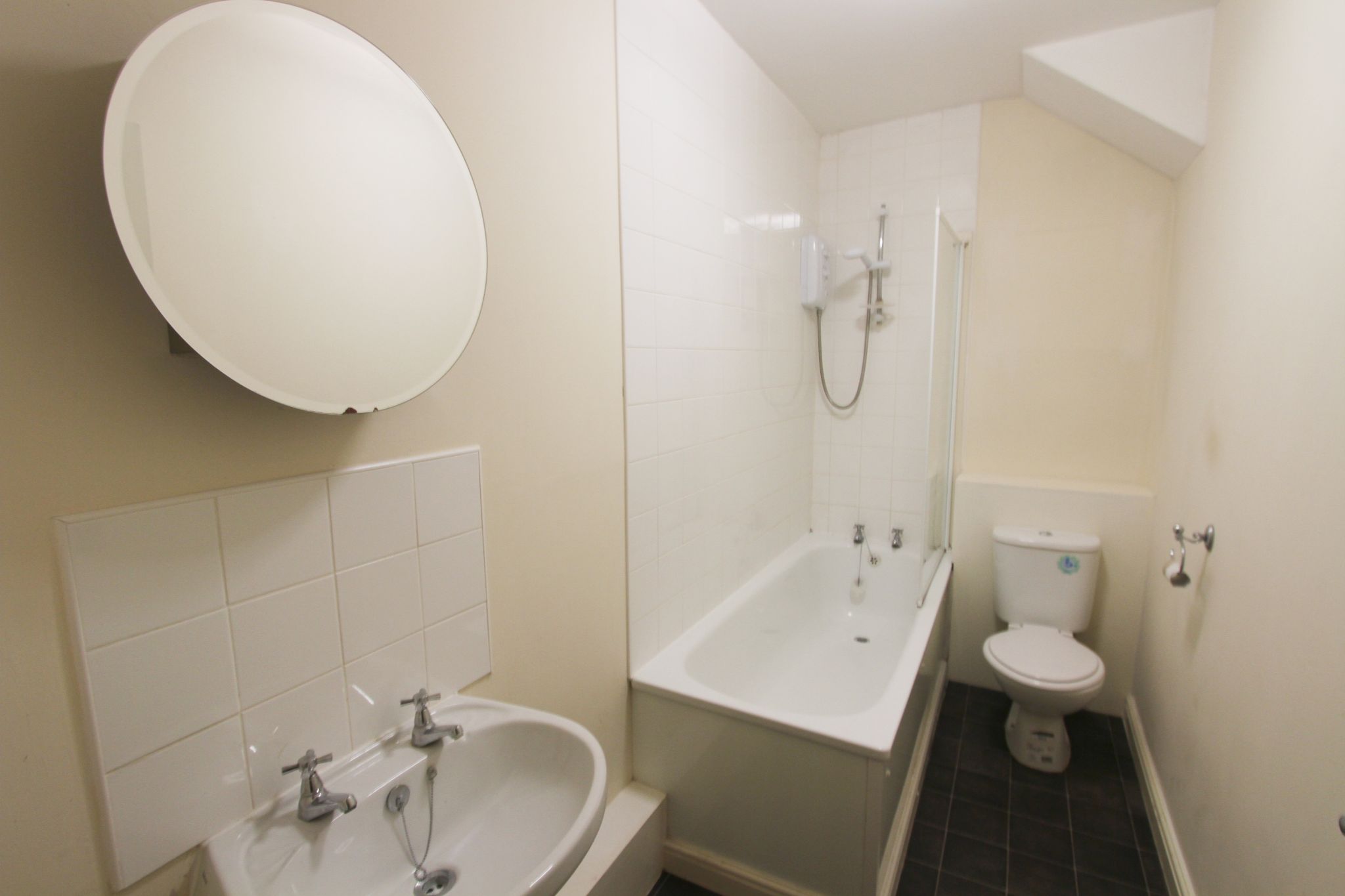 2 bedroom apartment flat/apartment Let in Warrington - Photograph 8