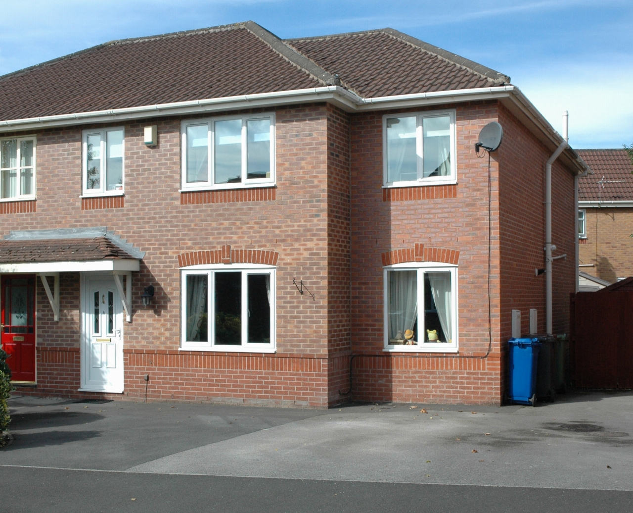 4 bedroom semi-detached house Let in Warrington - Front