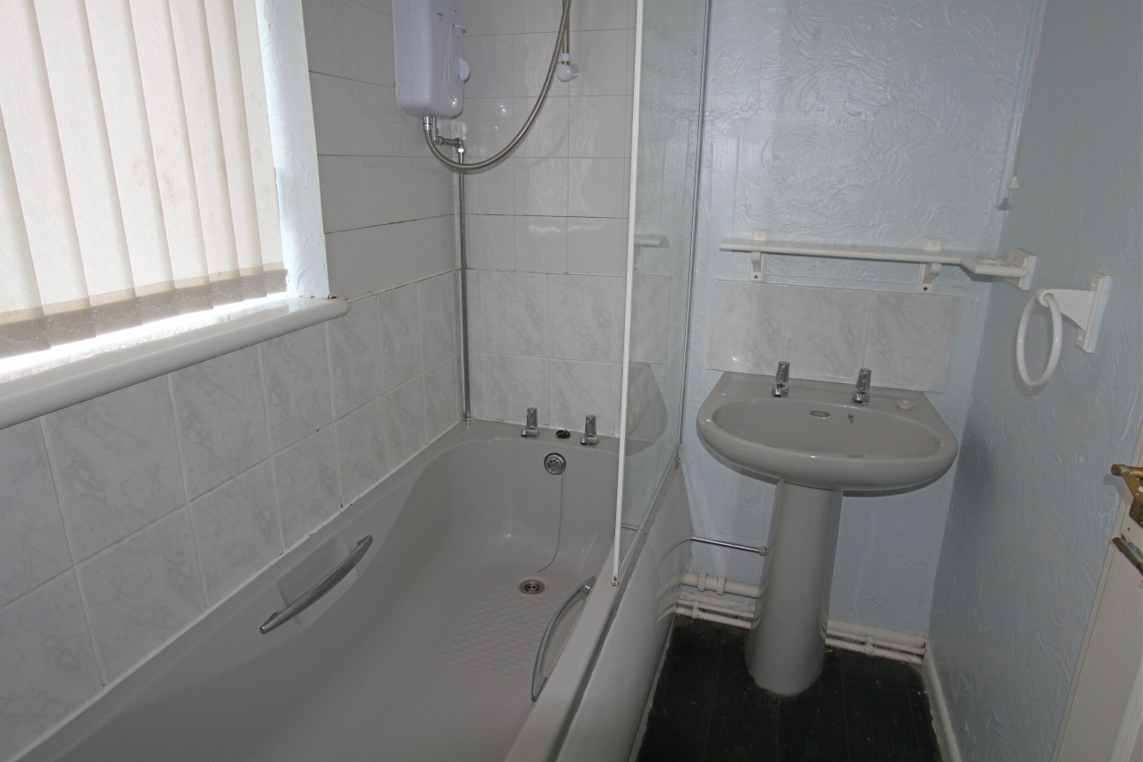 2 bedroom detached bungalow Let in Wigan - Bathroom