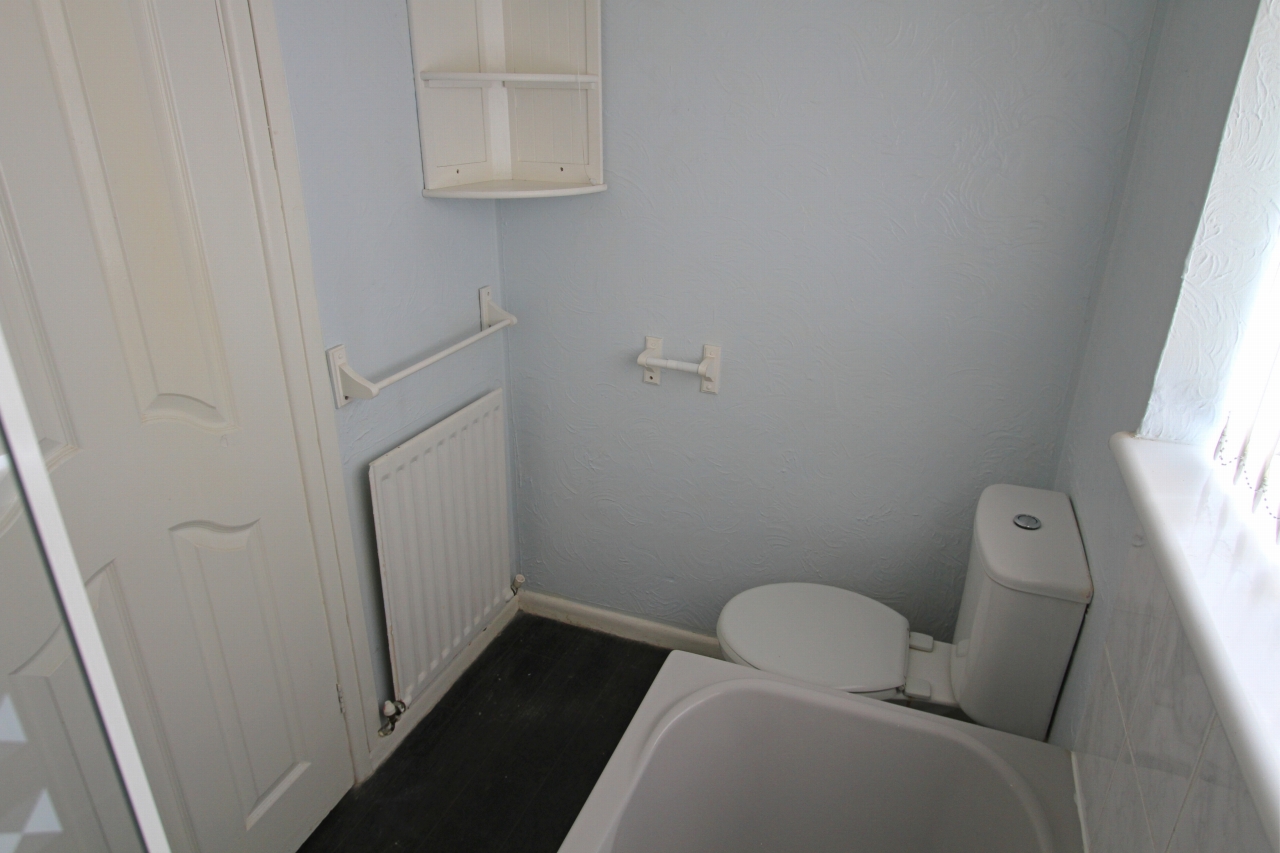 2 bedroom detached bungalow Let in Wigan - Bathroom