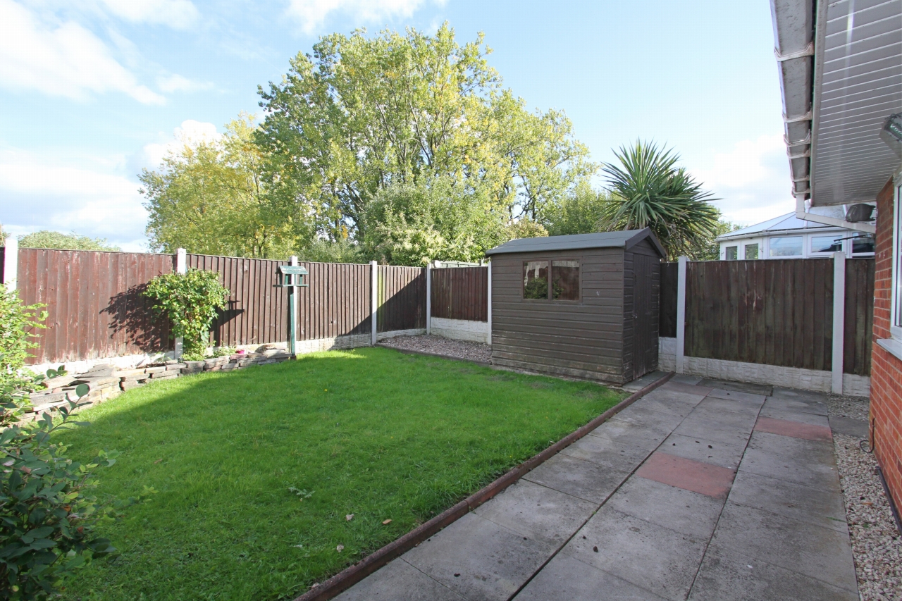 2 bedroom detached bungalow Let in Wigan - Garden