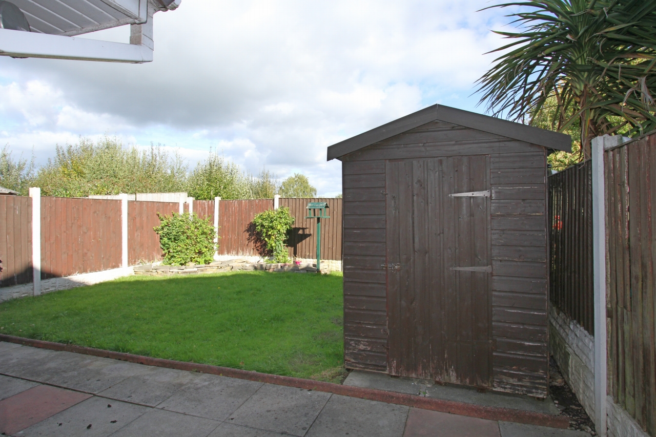 2 bedroom detached bungalow Let in Wigan - Garden