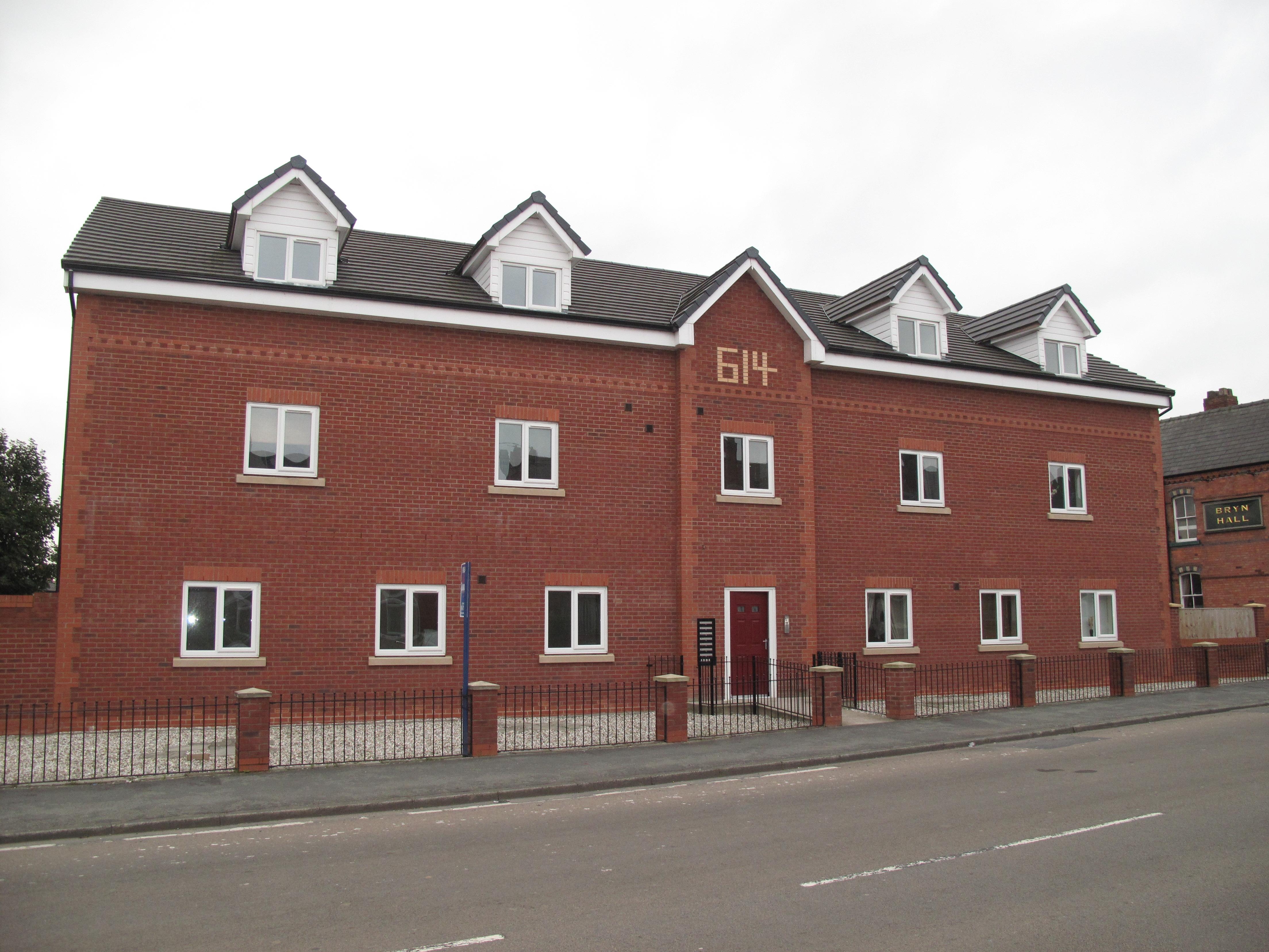 2 bedroom apartment flat/apartment To Let in Wigan - Front