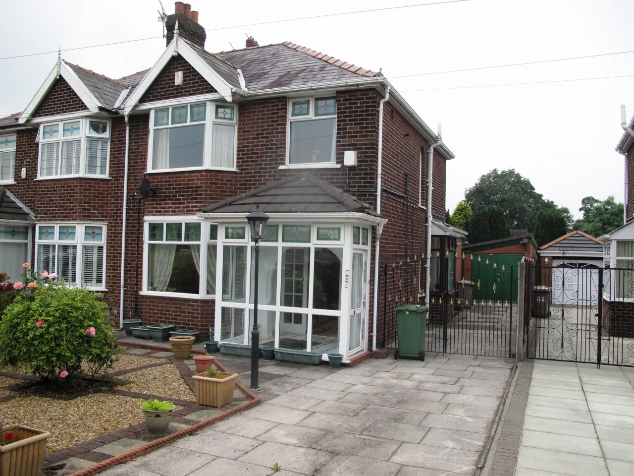 3 bedroom house Let in St Helens - Front