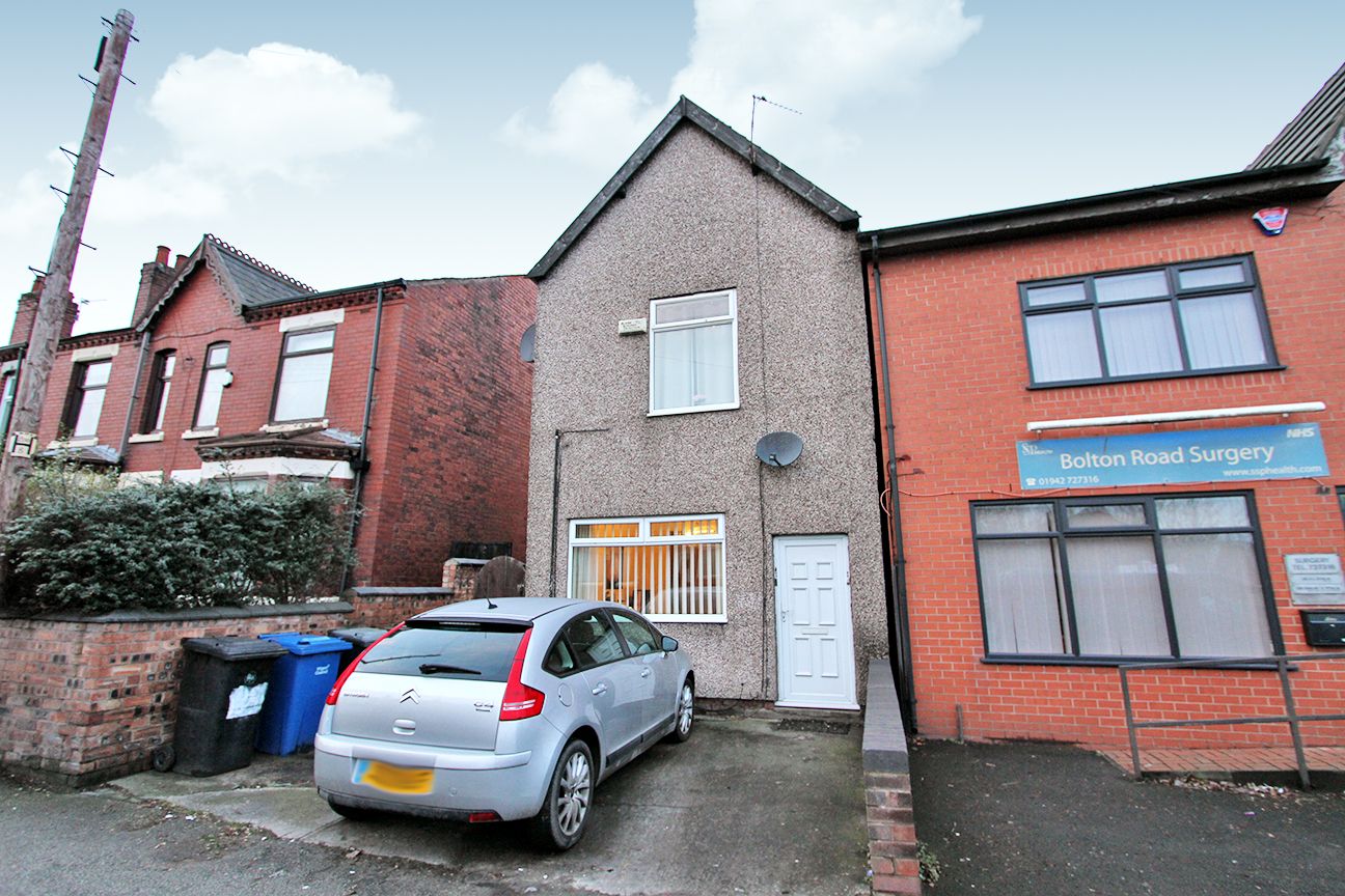 3 bedroom detached house SSTC in Wigan - Front