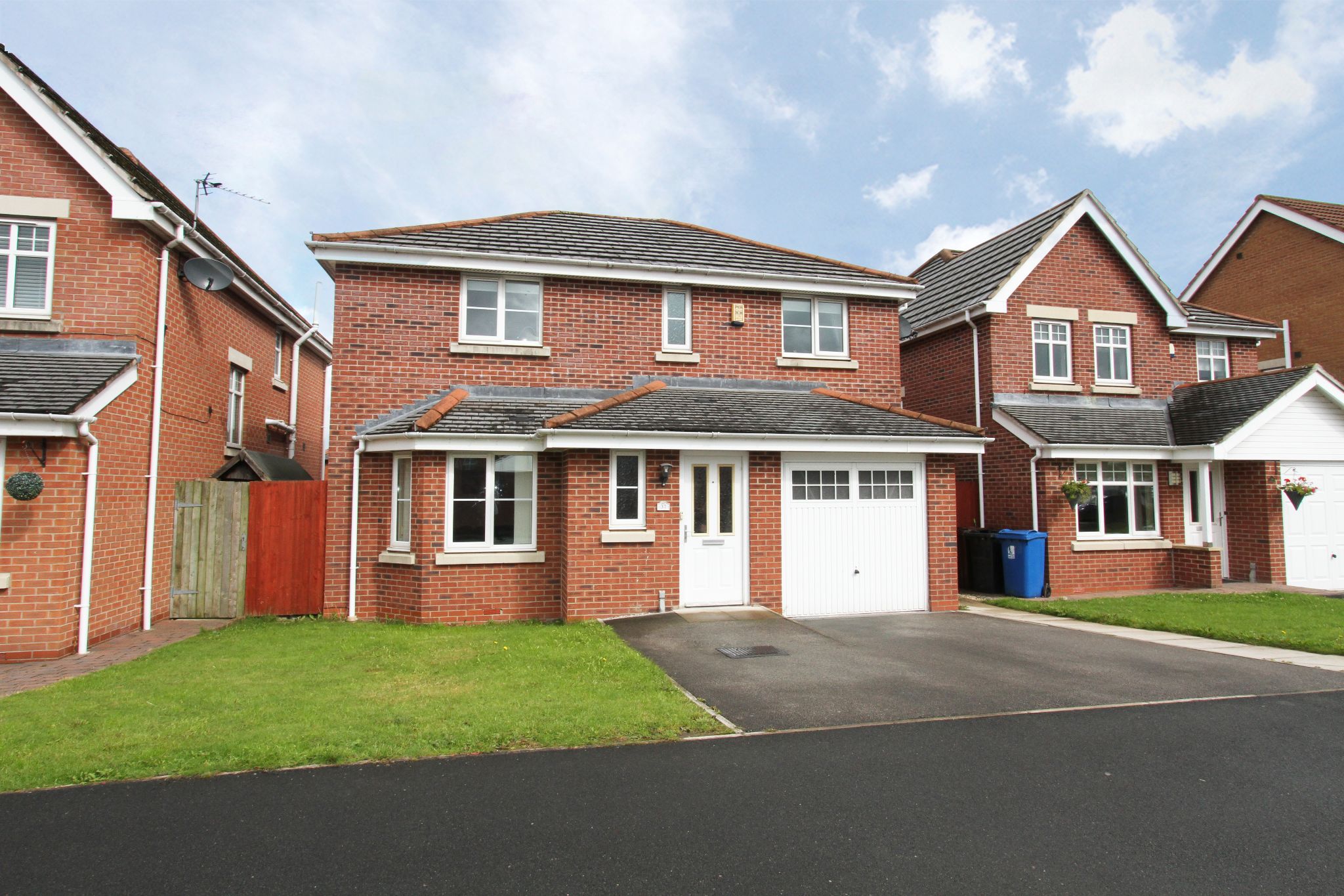 4 bedroom detached house Let in Wigan - Front