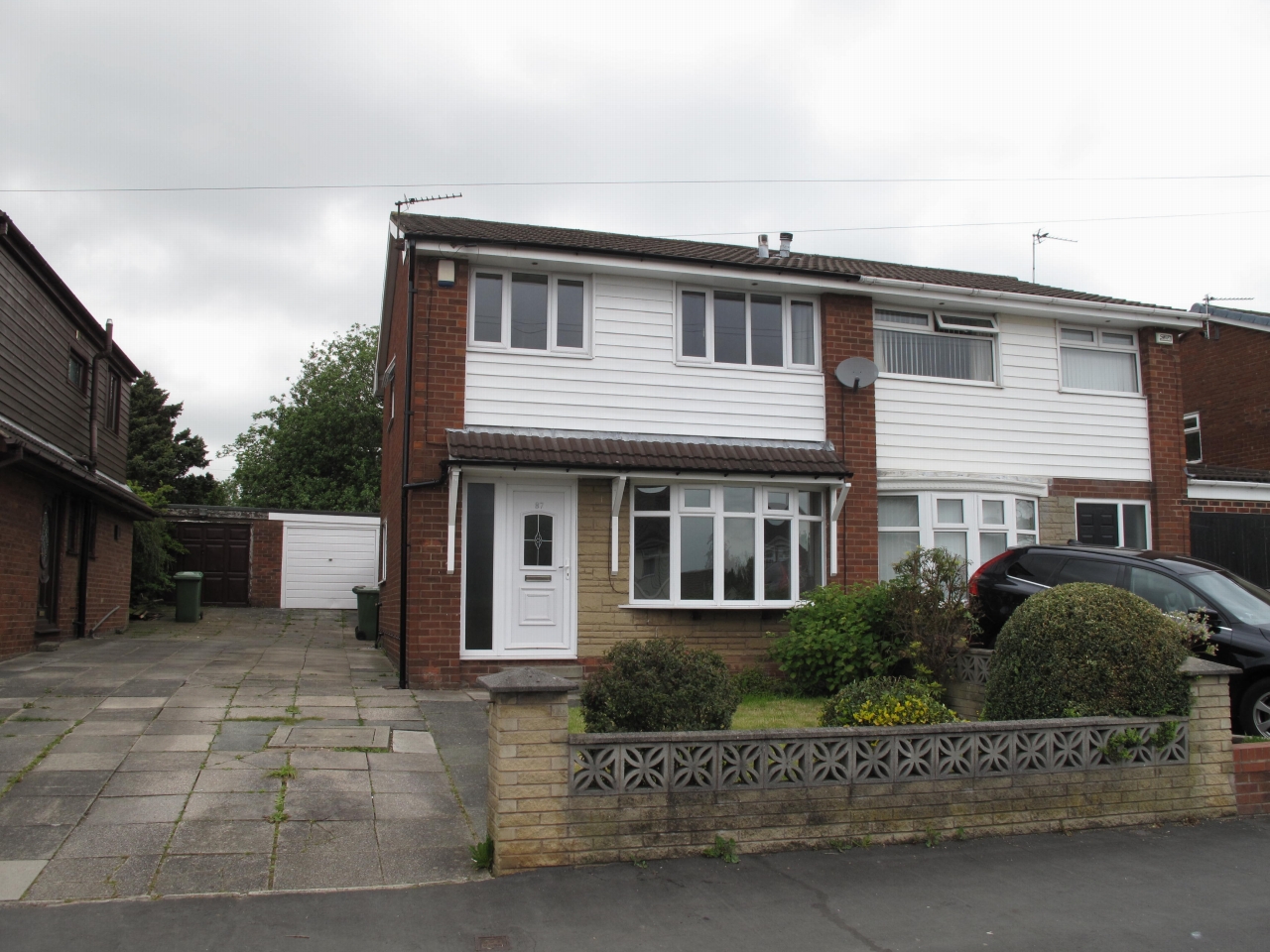 3 bedroom house Let in Wigan - Front