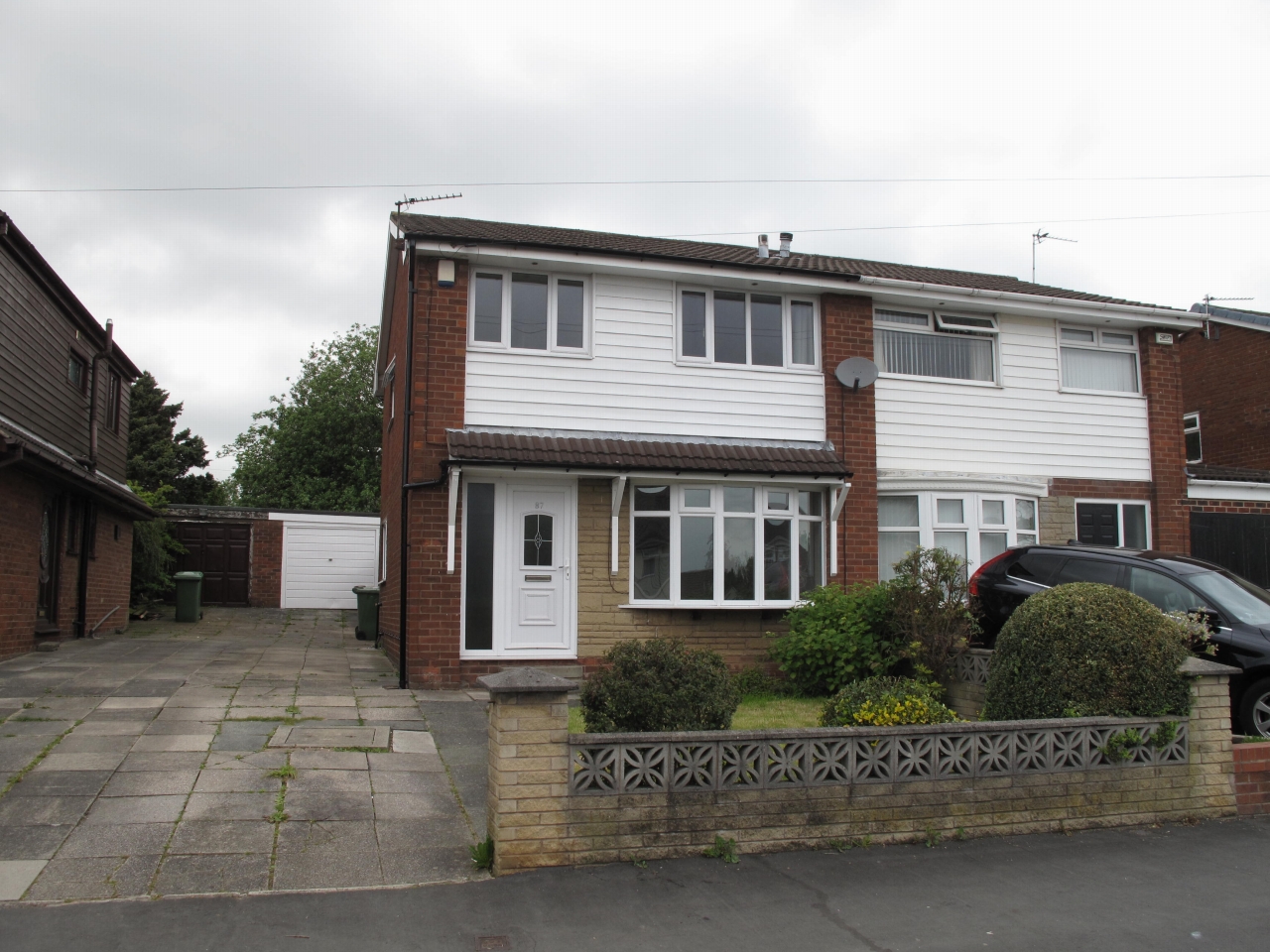 3 bedroom barn conversion house Let in Wigan - Front