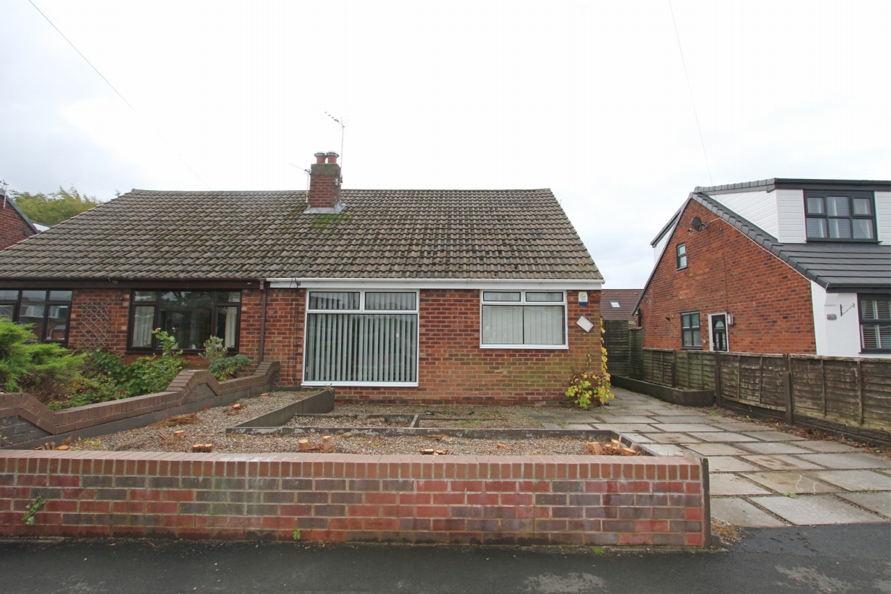 4 bedroom detached bungalow Let in Wigan - Front