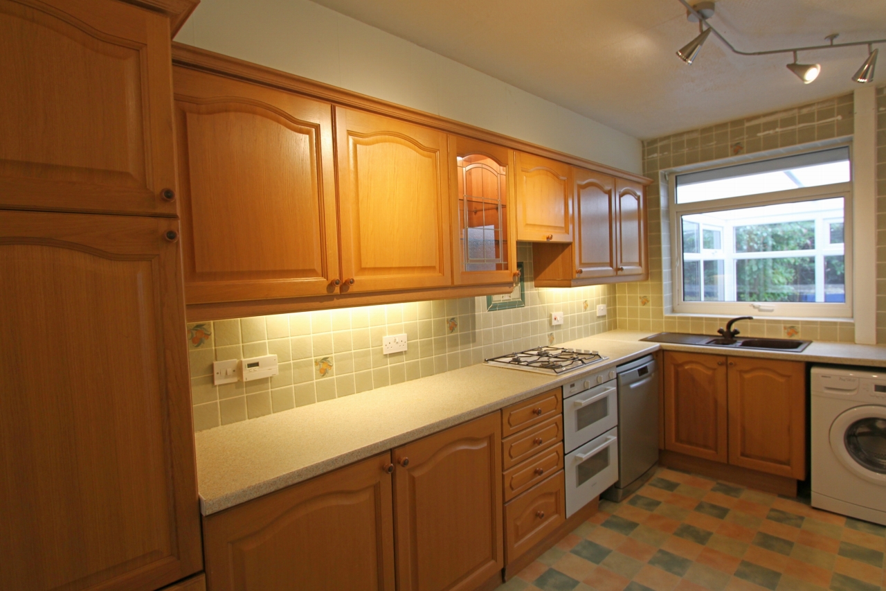 4 bedroom detached bungalow Let in Wigan - Kitchen