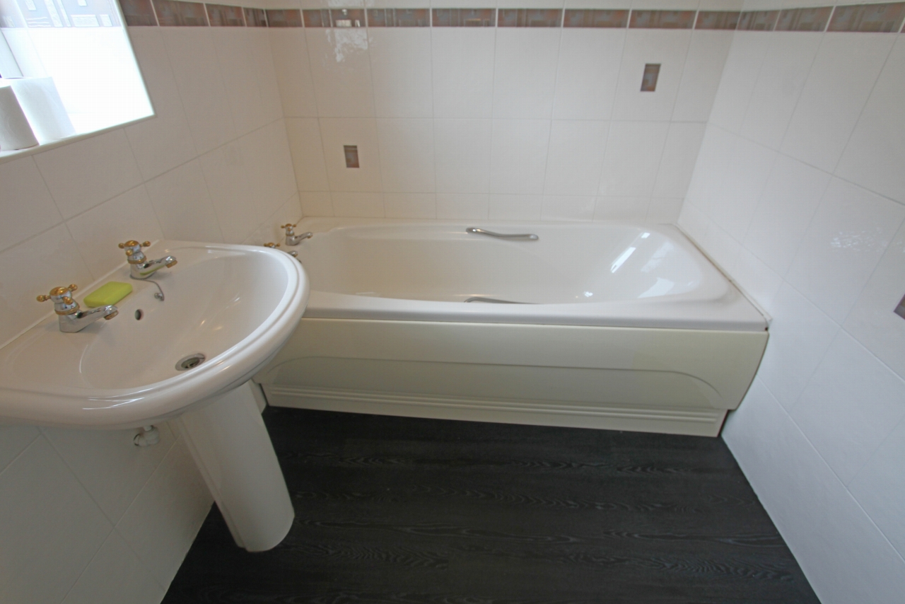 4 bedroom detached bungalow Let in Wigan - Bathroom