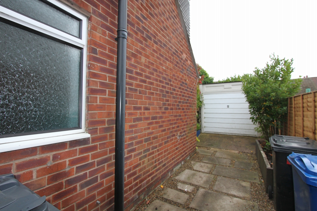 4 bedroom detached bungalow Let in Wigan - Garage