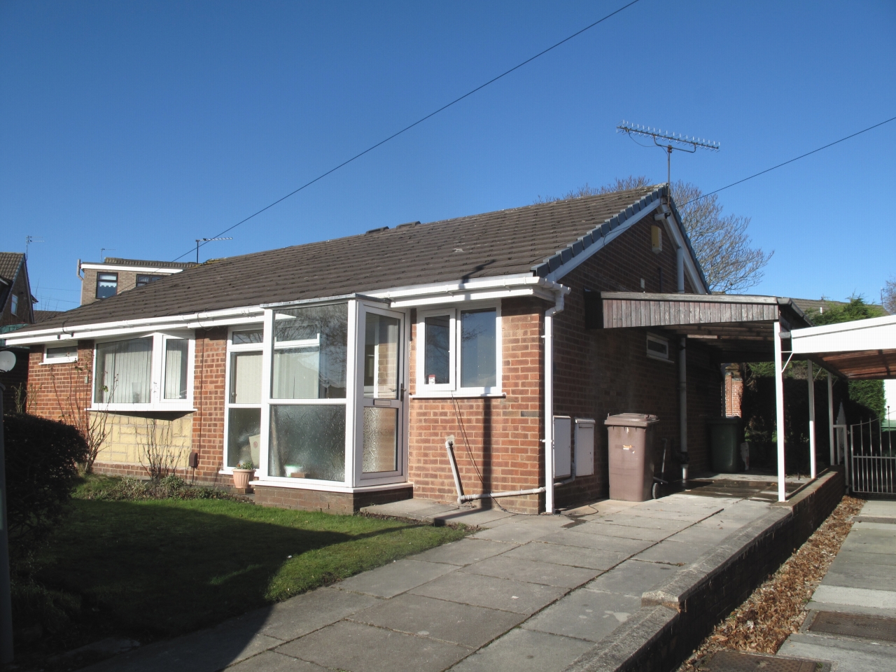 2 bedroom semi-detached bungalow Let in Wigan - Photograph 1