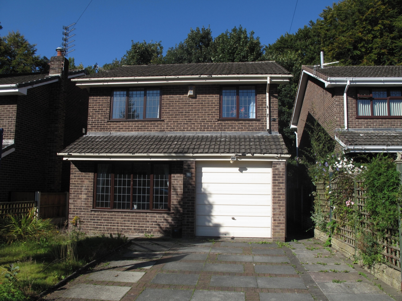 4 bedroom detached house Let in Wigan - Front