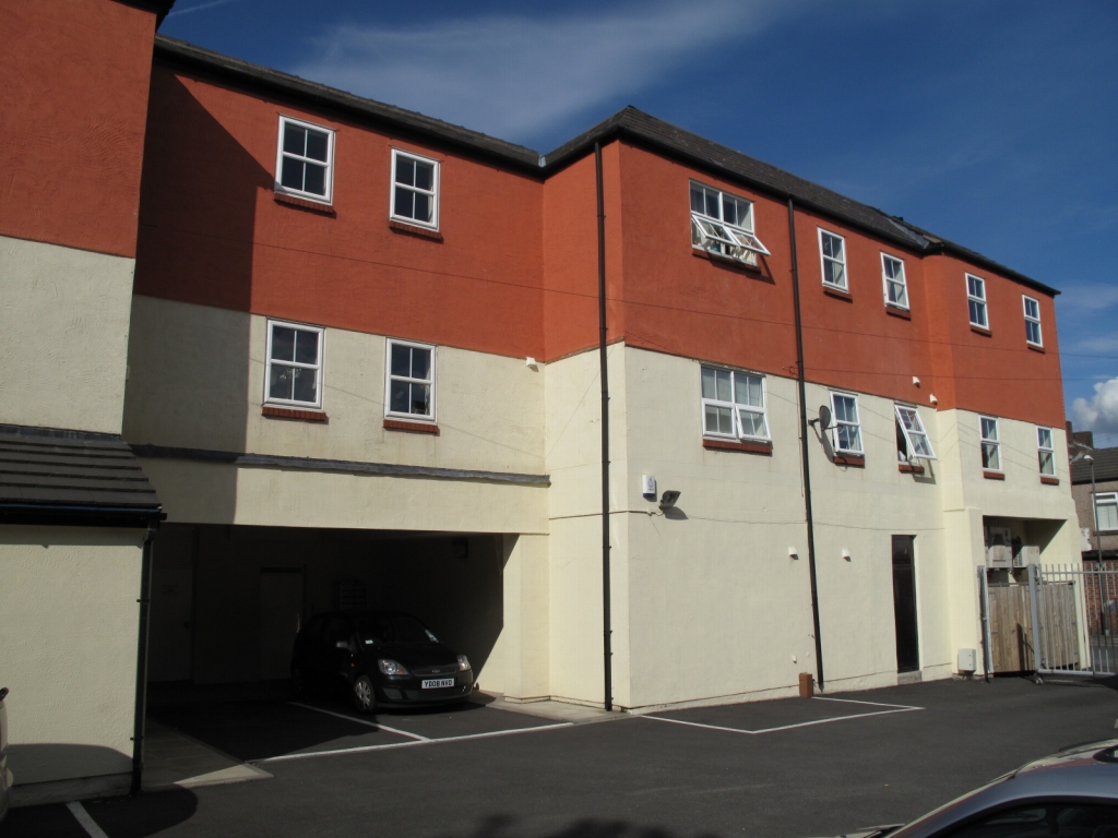 2 bedroom apartment flat/apartment To Let in Warrington - Front