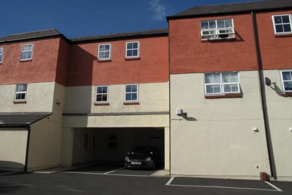2 bedroom apartment flat/apartment To Let in Warrington - Photograph 1