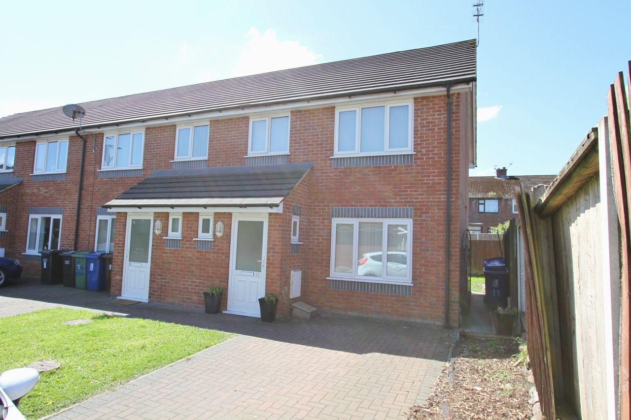 3 bedroom mews house Let in Wigan - Front