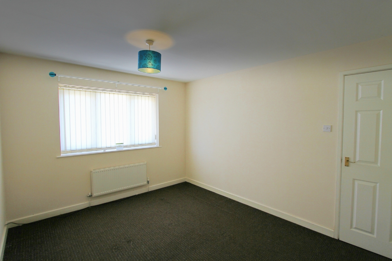 3 bedroom mews house Let in Wigan - Bedroom 2