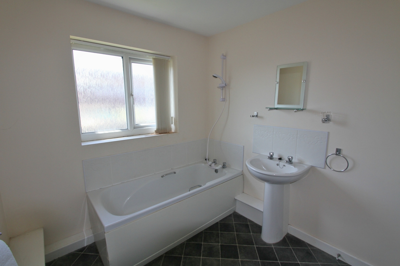 3 bedroom mews house Let in Wigan - Bathroom