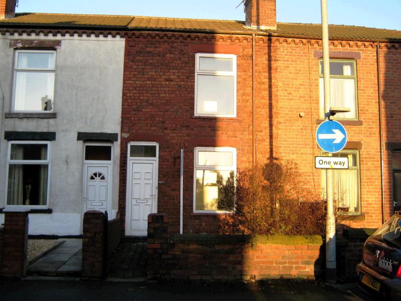 2 bedroom mid terraced house Let in Wigan - Front