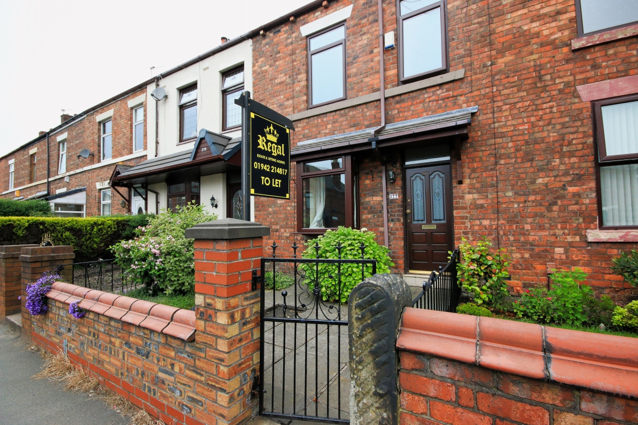 3 Bed Mid Terraced House To Rent - Photograph 1