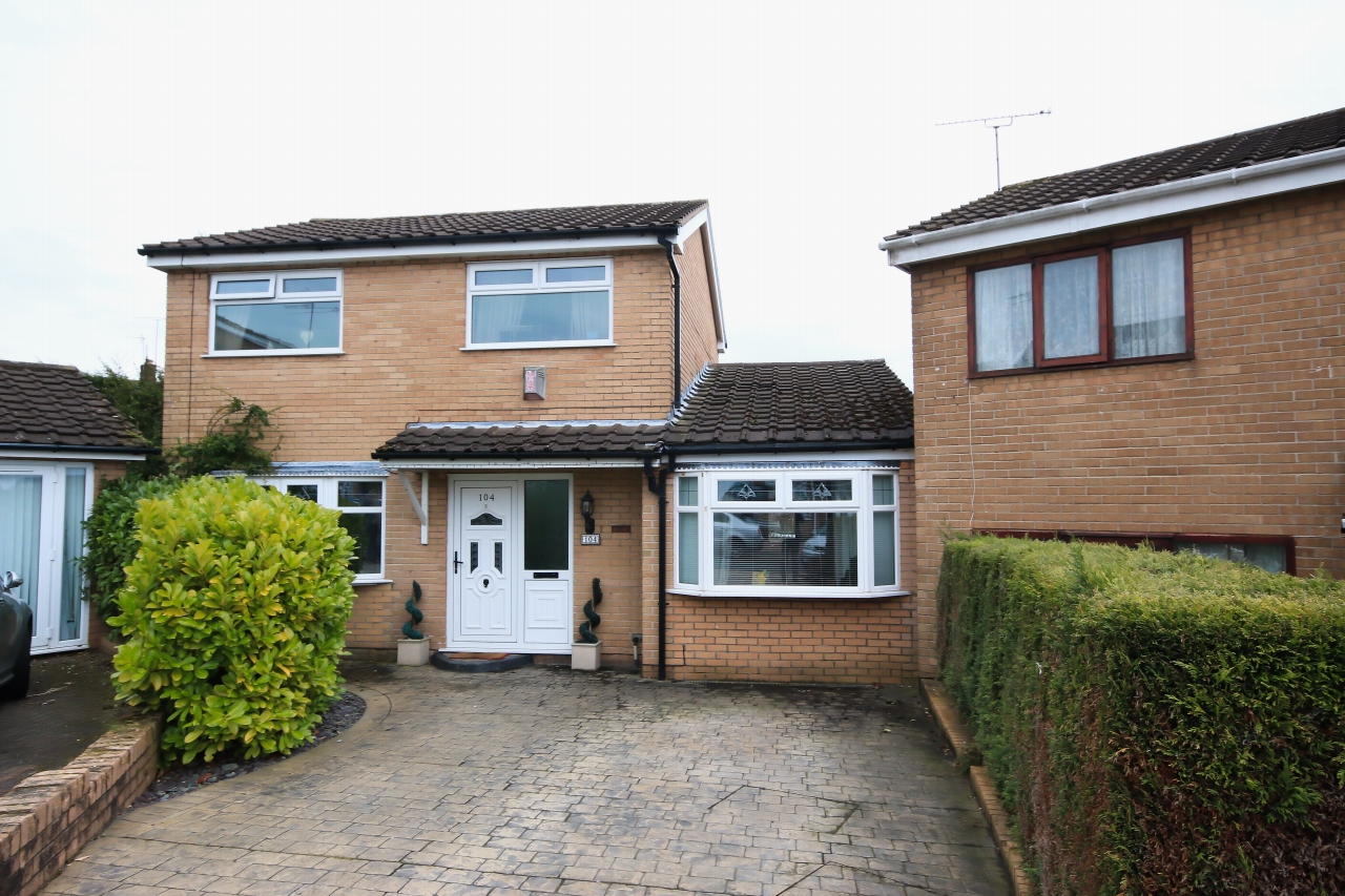 4 Bed Detached House For Sale - Photograph 1
