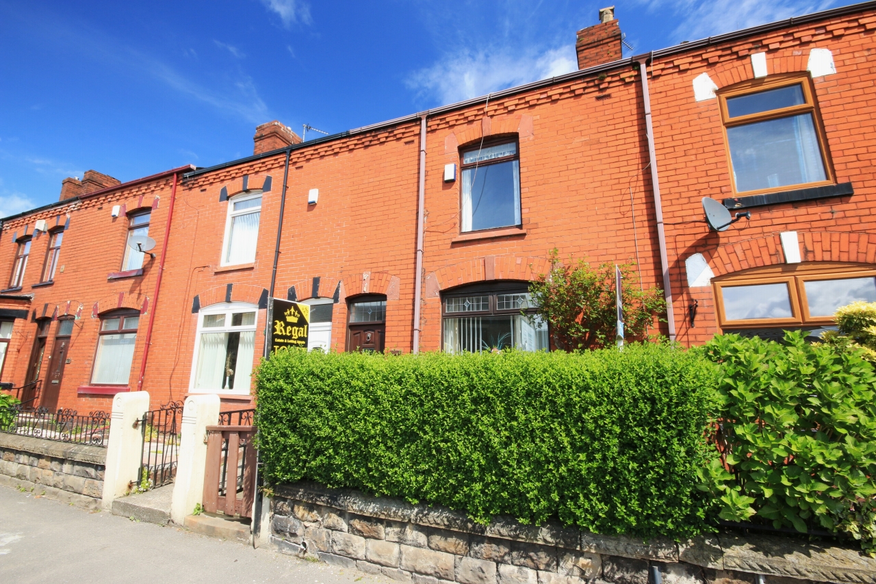 3 Bed Mid Terraced House To Rent - Photograph 1