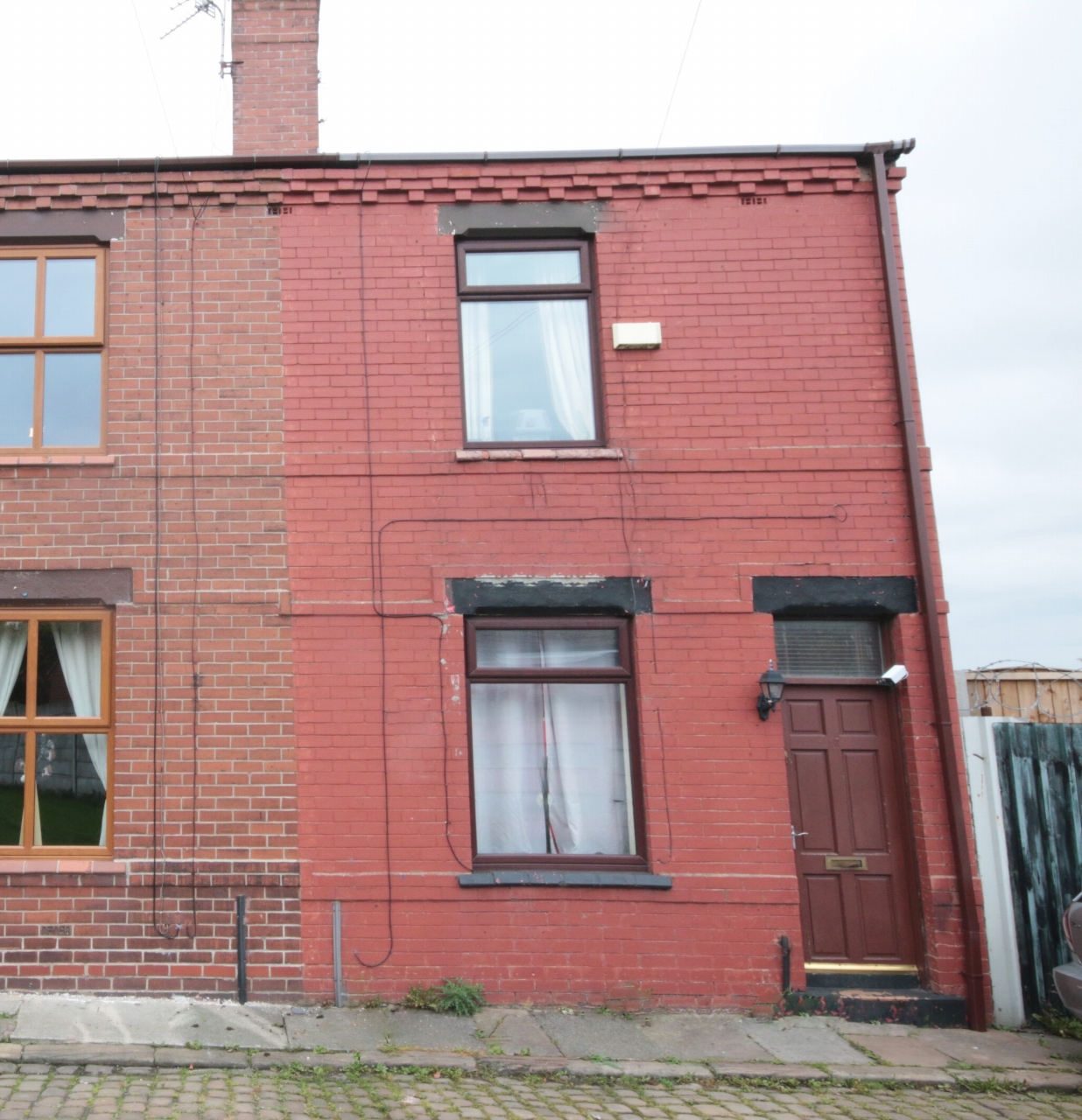 2 Bed End Terraced House To Rent - Photograph 1
